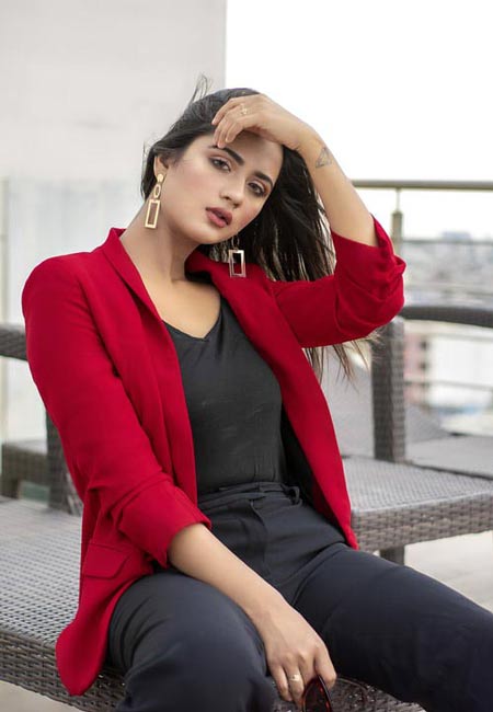 Woman wearing an attractive red blazer jacket